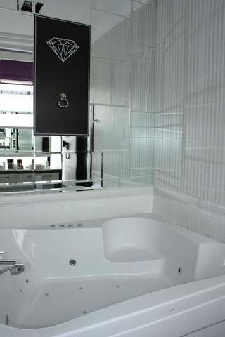 Отель Миракс Бутик Отель Харьков Двухместный номер с 1 кроватью и гидромассажной ванной-5