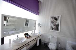 Отель Миракс Бутик Отель Харьков Двухместный номер с 1 кроватью и гидромассажной ванной-10