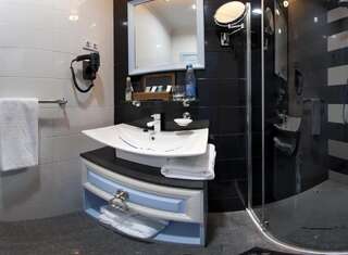 Отель Миракс Бутик Отель Харьков Стандартный двухместный номер с 2 отдельными кроватями-11